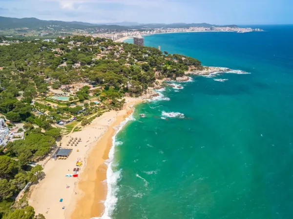 Vista dall'alto della spiaggia del campeggio Roan Internacional de Calonge.