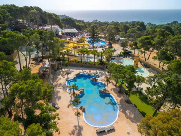 Vista dall'alto della piscina del campeggio Roan Internacional de Calonge.