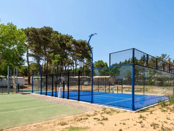 Campo da padel al campeggio Roan Domaine de La Yole.