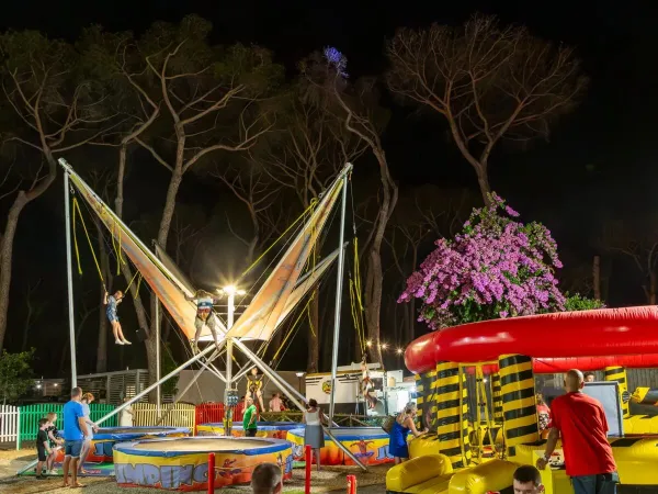 Bambini sui trampolini del Roan camping hu Fabulous Village.
