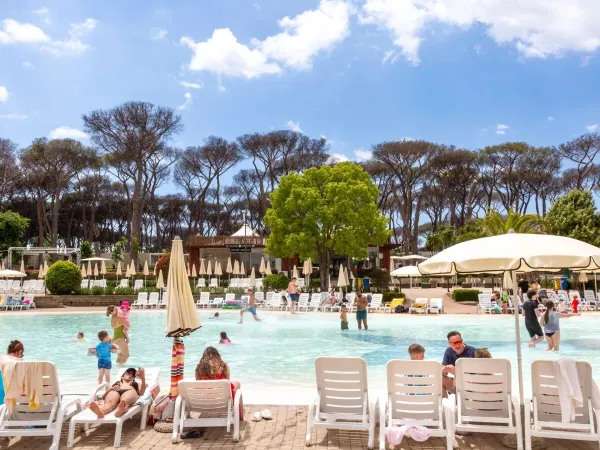 Persone che si divertono presso la piscina del Roan camping hu Fabulous village.
