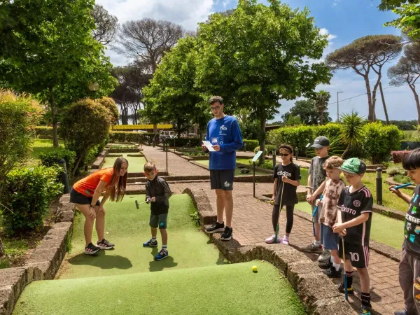 Mini golf con il team di animazione del Roan camping hu Fabulous village.