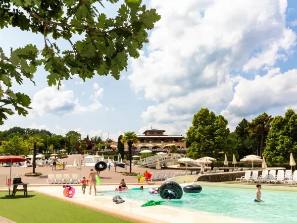 Piscina per bambini con superficie soffice e colline scorrevoli al Roan camping hu Norcenni Girasole village.
