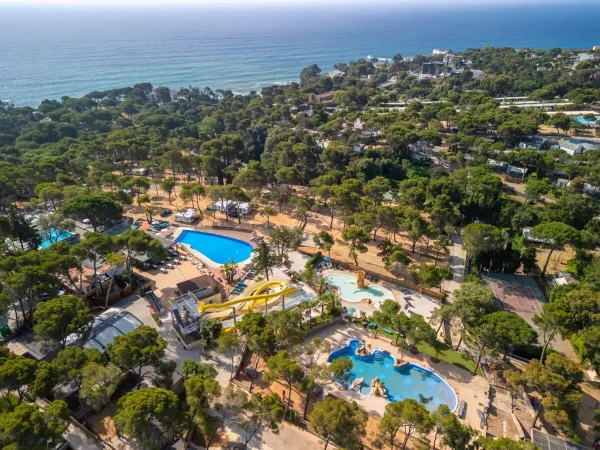 Panoramica delle piscine e del verde del campeggio Roan Internacional de Calonge.