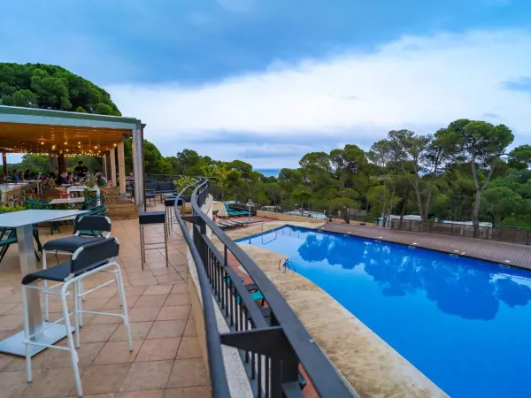 Terrazza a bordo piscina del campeggio Roan Internacional de Calonge.
