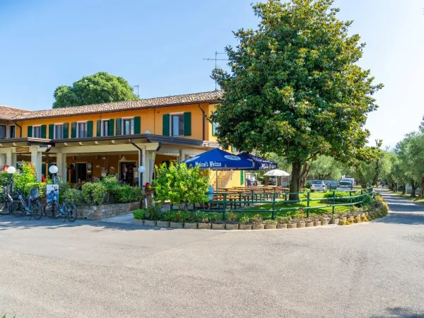 Il ristorante con terrazza del Roan campeggio La Rocca Manerba.