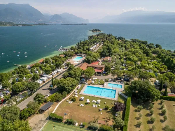 Panoramica della piscina del Roan camping La Rocca Manerba.