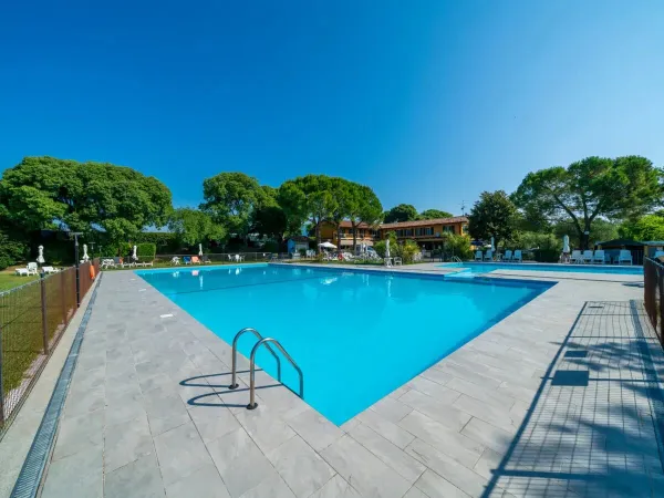 La piscina del campeggio Roan La Rocca Manerba.