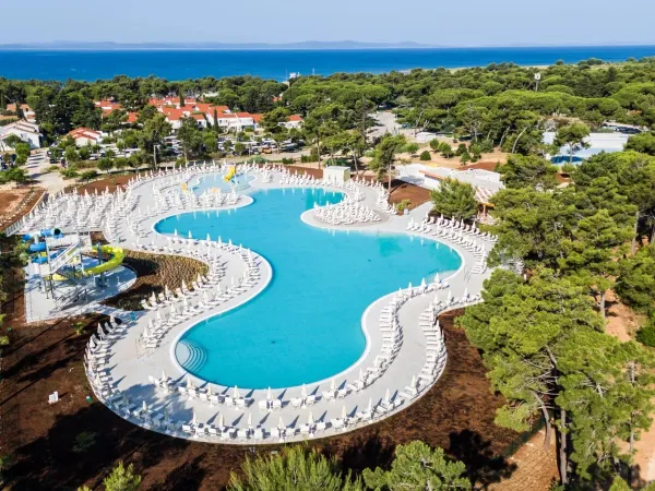 Nuovo complesso di piscine nel 2025 con scivoli e piscina per bambini al campeggio Roan di Zaton Holiday resort.