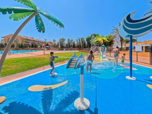 I bambini giocano nello Spaypark del campeggio Roan di Platja Brava.