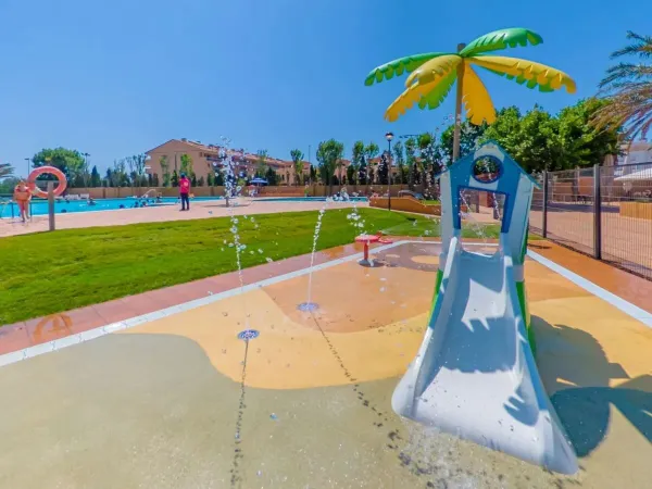 Scivolo d'acqua per i più piccoli nello spray park del campeggio Roan di Platja Brava.