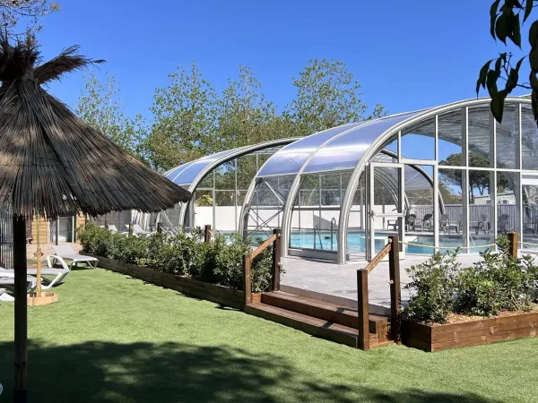 La piscina coperta del Roan camping Le Méditerranée Plage.