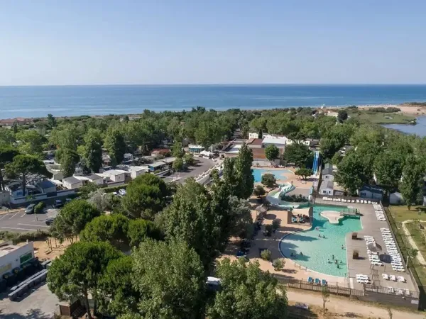 Panoramica della piscina del Roan camping Méditerranée Plage.