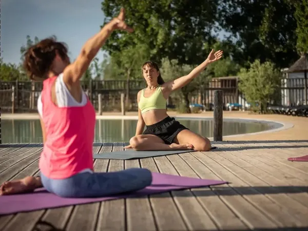 Yoga per un relax completo in vacanza al Roan camping Le Méditerranée Plage.
