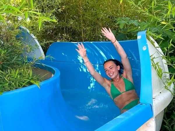 Ragazza scivola dallo scivolo del Roan camping Méditerranée Plage.