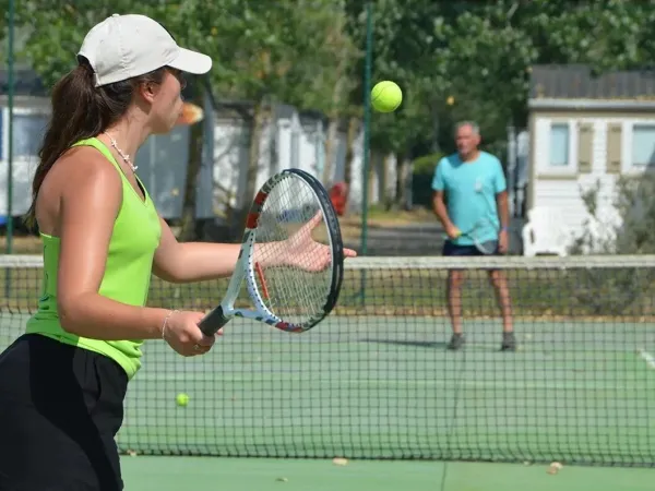 Giocate una partita a tennis al Roan camping Méditerranée Plage.