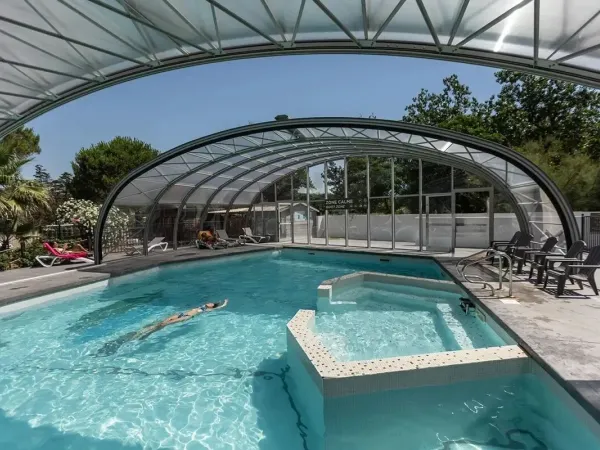 Rilassatevi nella piscina coperta del Roan camping Méditerranée Plage.