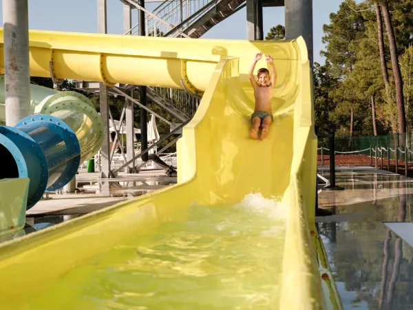 I bambini si divertono sugli spettacolari scivoli di Roan al campeggio Zaton Holiday Resort