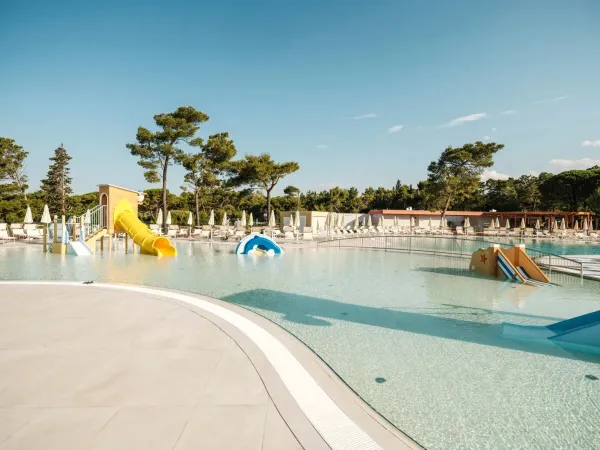Piscina per bambini con scivolo al campeggio Roan Zaton Holiday Resort.