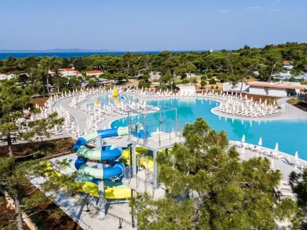 Panoramica della seconda piscina del campeggio Roan Zaton Holiday Resort.