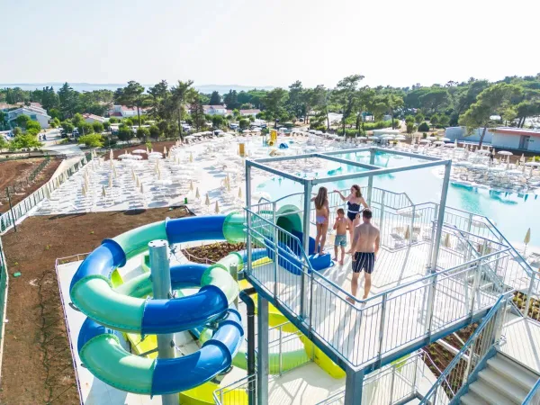 Scivoli d'acqua e panoramica della seconda piscina del campeggio Roan Zaton Holiday Resort.