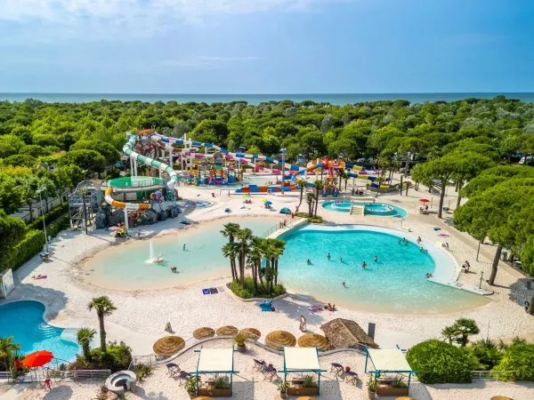 Panoramica del complesso di piscine del campeggio Roan Union Lido Mare.