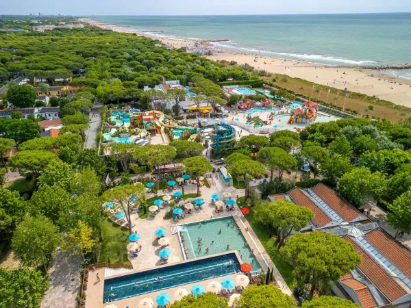 Piscina rinnovata nella stagione 2025 al campeggio Roan Union Lido Mare.