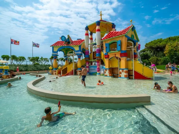 Il rinnovato complesso di piscine "Speedy Island" del campeggio Roan Union Lido Mare.