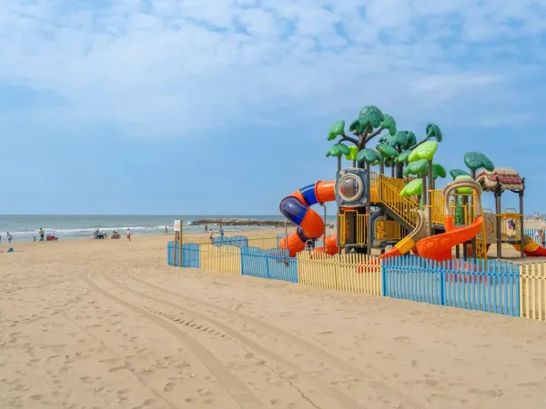 Grande parco giochi sulla spiaggia del Roan camping Union Lido Mare.