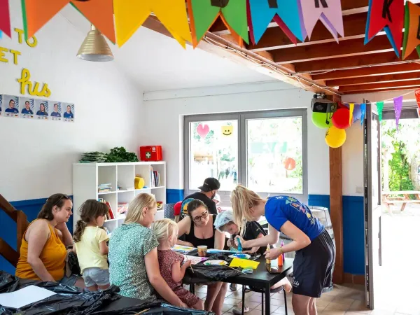 Il miniclub del campeggio Roan hu Birkelt village.