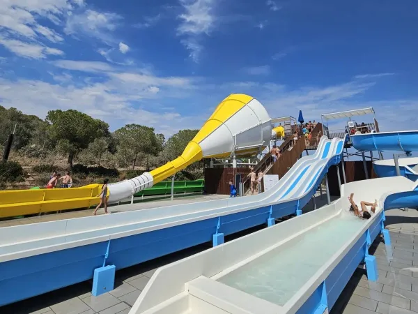 I nuovi scivoli sono stati inaugurati al campeggio Roan Vilanova Park nel 2025.
