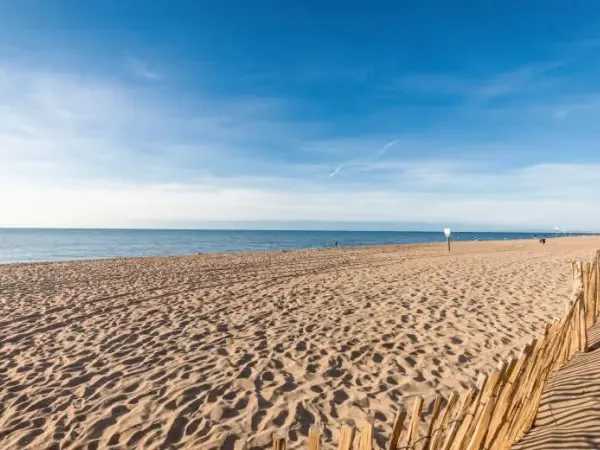 Bellissima spiaggia di sabbia al campeggio Roan Le Serignan Plage.