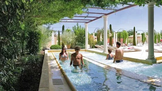 Relax nel balneo del campeggio Roan Le Serignan Plage.