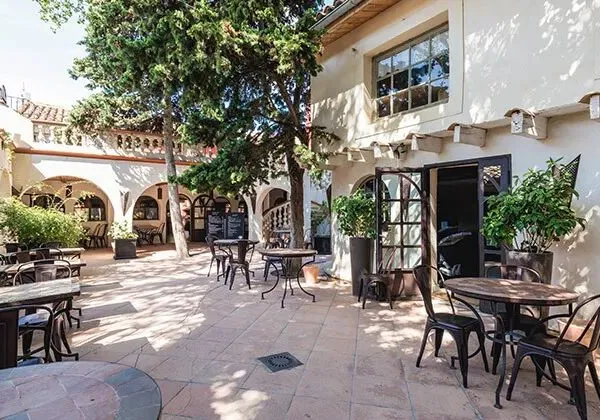 Cortile del campeggio Roan Le Serignan Plage.