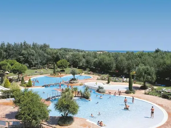 Panoramica della piscina del campeggio Roan Le Seringnan Plage.