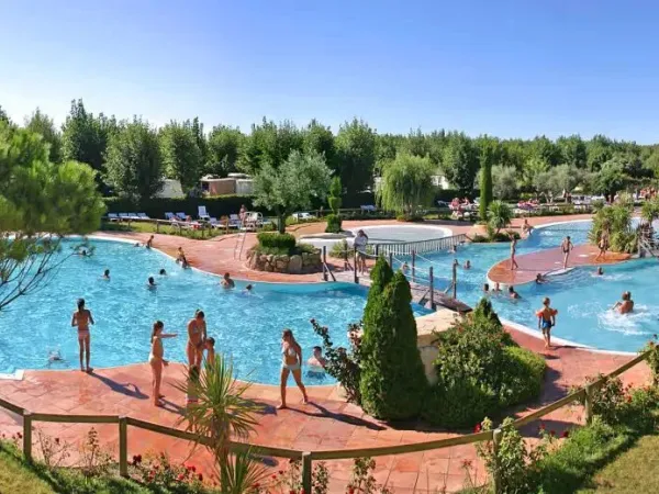 Panoramica della piscina del Roan camping Le Serignan Plage.