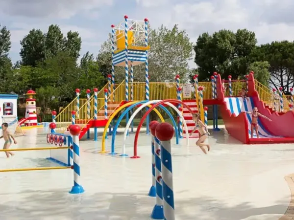 Grande parco giochi acquatico al Roan camping Le Serignan Plage.