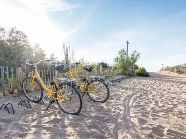 Breve accesso alla spiaggia del campeggio Roan Le Serignan Plage.