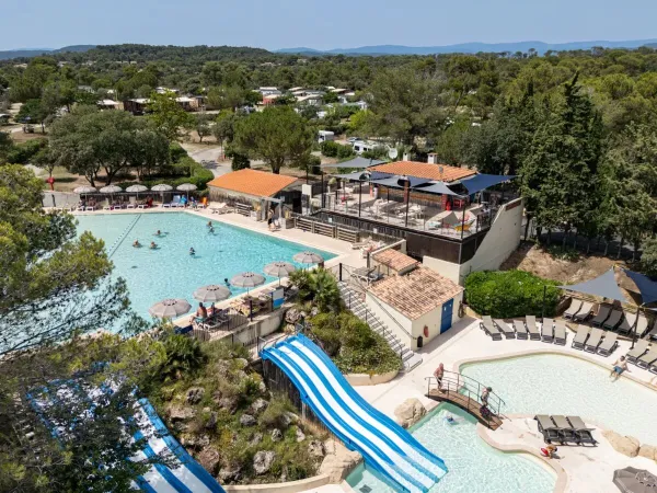 La piscina con scivoli del Roan camping Domaine de la Noguière.
