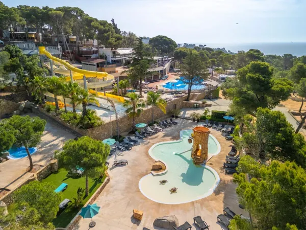 Panoramica del complesso di piscine Internacional de Calogne.
