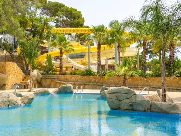 Piscina e scivoli al campeggio Roan Internacional de Calogne.