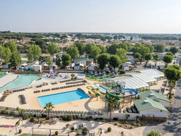 Panoramica delle piscine del Roan camping Domaine de La Yole.