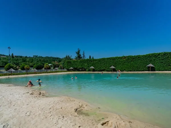 La piscina paradisiaca con spiaggia del campeggio Roan Chateau de Galaure.