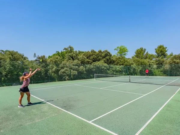 Gli ospiti possono giocare una partita a tennis al Roan camping Domaine de Massereau.