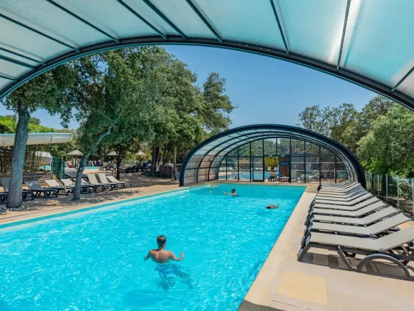 Piscina coperta al campeggio Roan Domaine Massereau.