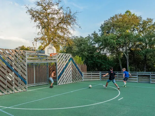 Campo sportivo polivalente presso il campeggio Roan Domaine de Massereau.
