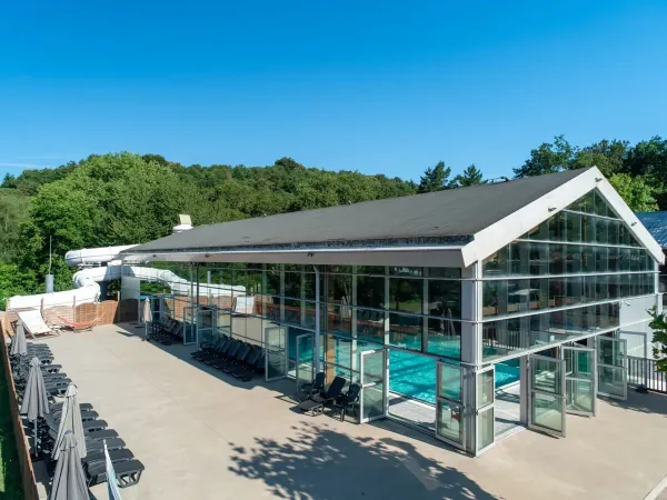 La piscina coperta con il divertente acquascivolo del campeggio Roan Le Ty Nadan.