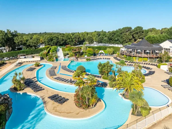 Panoramica della piscina del campeggio Roan La Grande Métairie.
