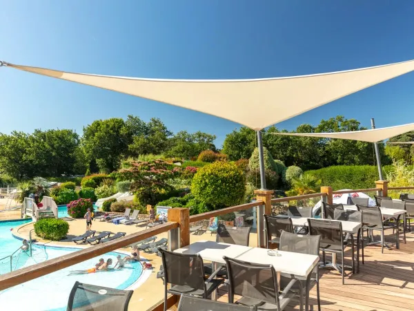 Bella vista dalla terrazza sulla piscina del campeggio Roan La Grande Métairie.