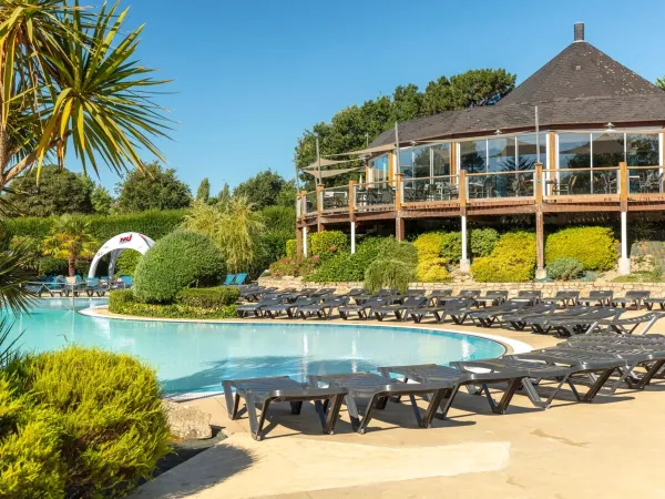 Piscina e ristorante del Roan camping Grande Métairie.